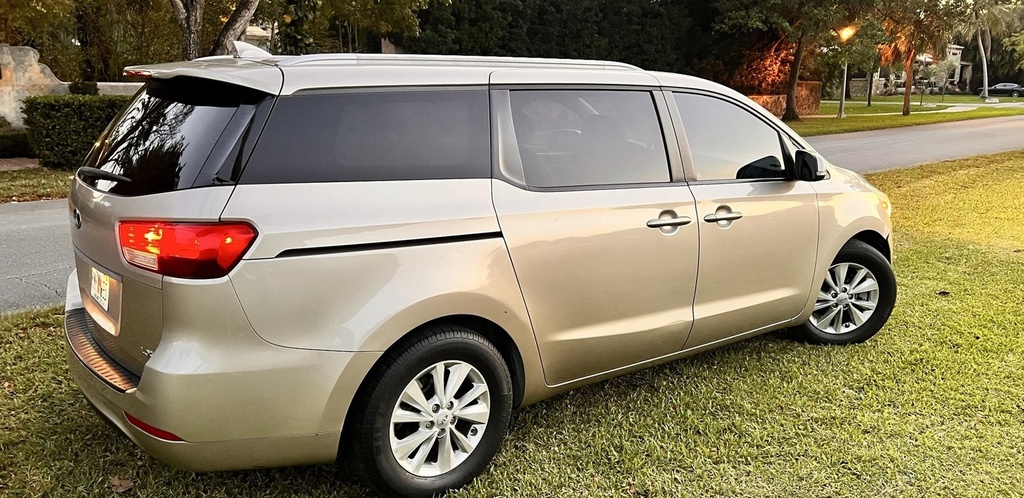 Kia Sedona 2016 Gold